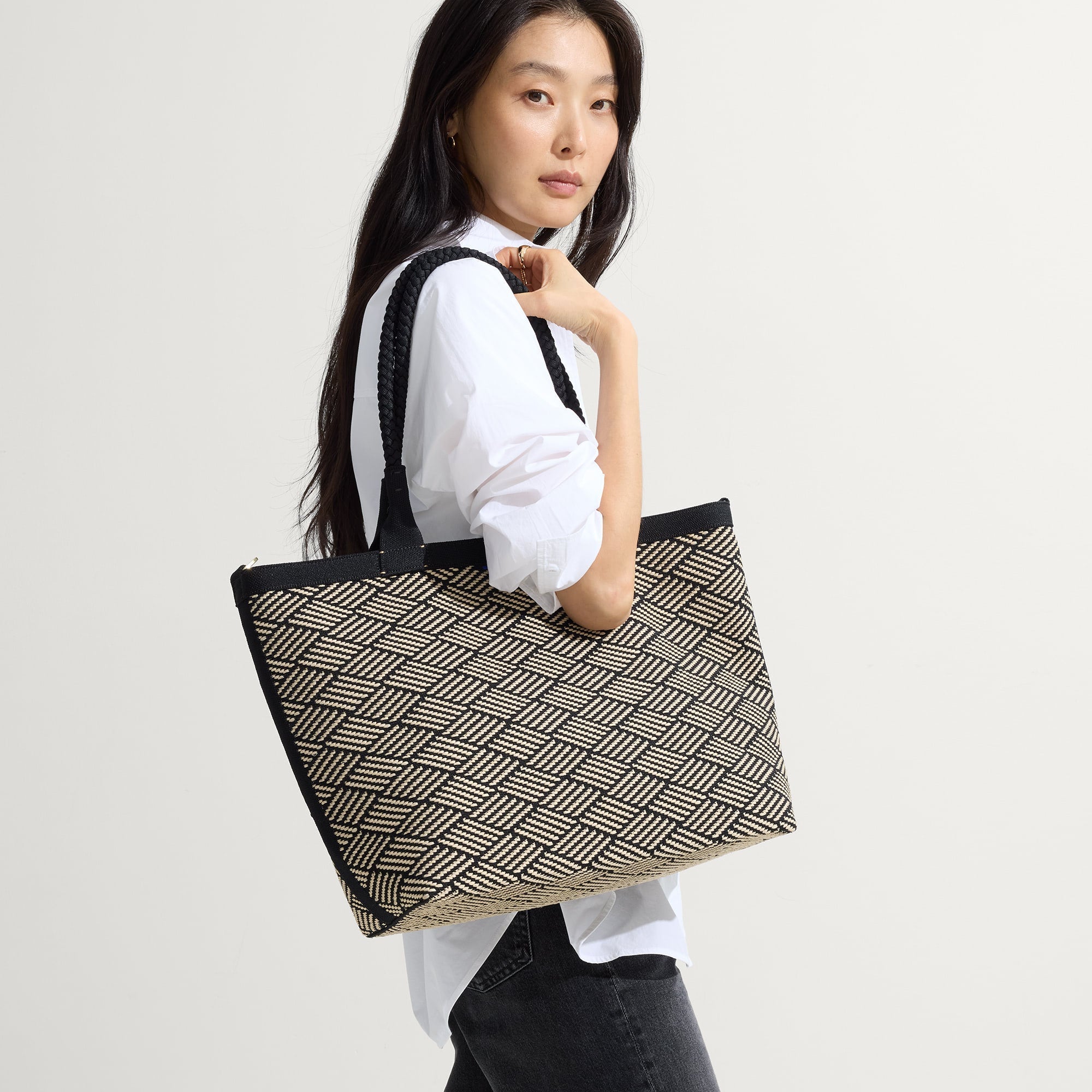 The Lightweight Zip Tote - Polar Zig Zag